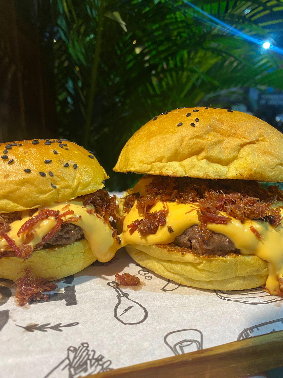 Hambúrguer com cheddar e carne de sol