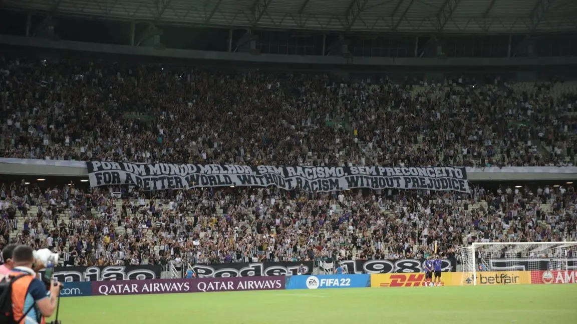 Imagem mostra torcida de futebol