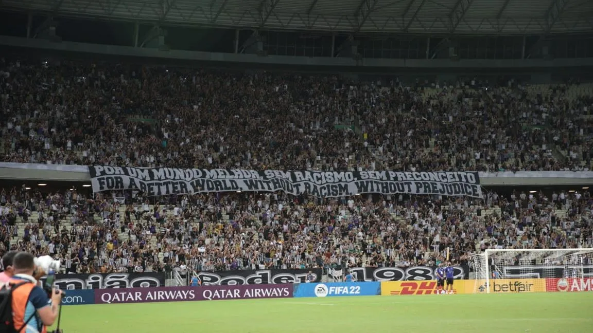 No Castelão, torcida do Ceará expõe faixa contra o racismo.