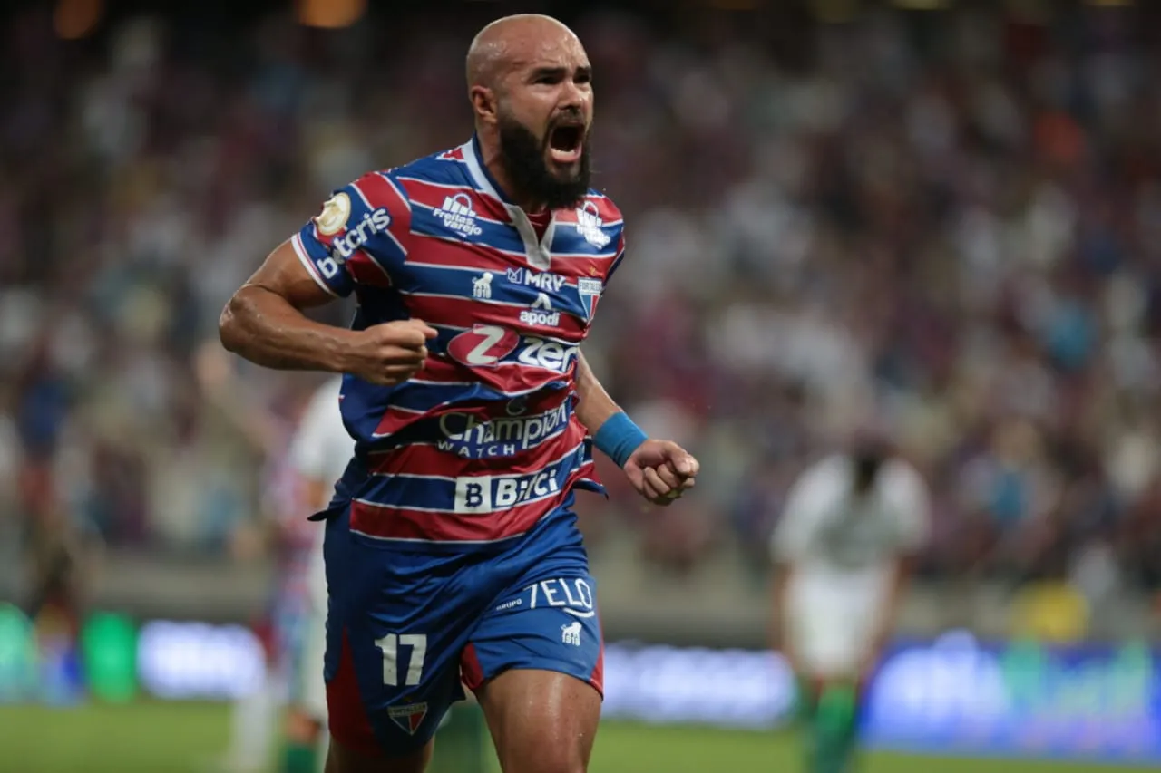 O volante Zé Welison marcou um belo gol de empate para o Fortaleza
