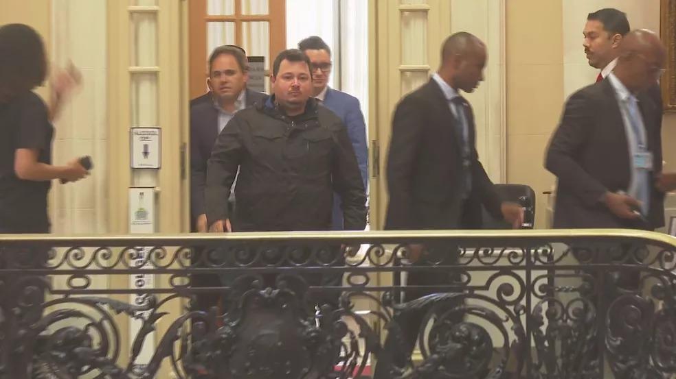 Vinícius Hayden entra na Câmara Municipal do Rio de Janeiro usando um colete à prova de balas.