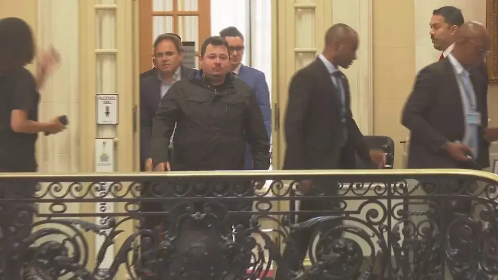 Vinícius Hayden entra na Câmara Municipal do Rio de Janeiro usando um colete à prova de balas.