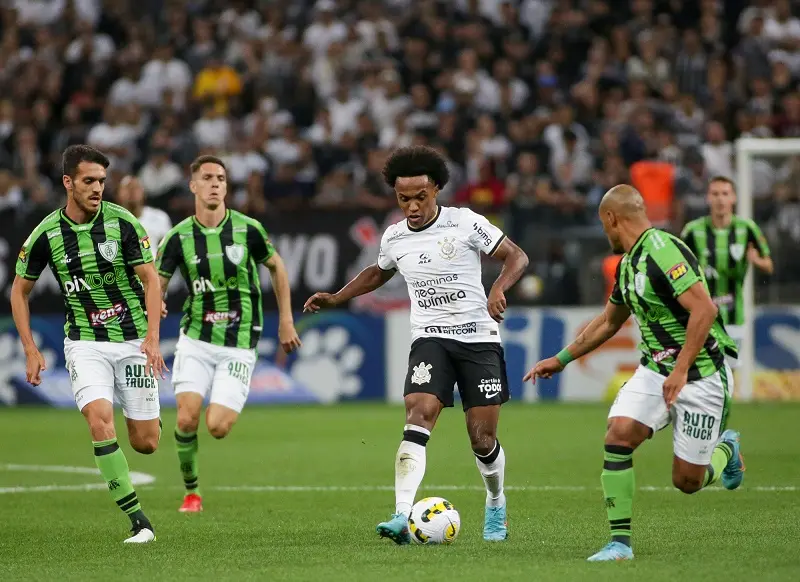 Imagem mostra homens em campo de futebol