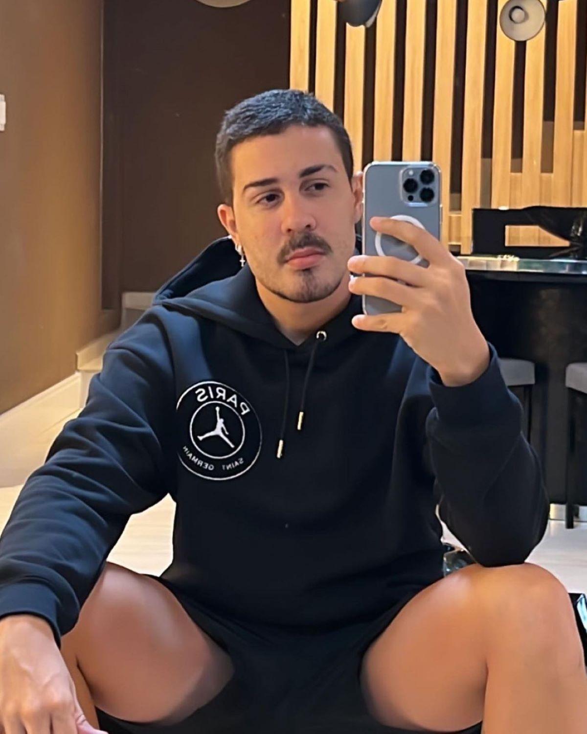 Carlinhos Maia tirando foto em espelho