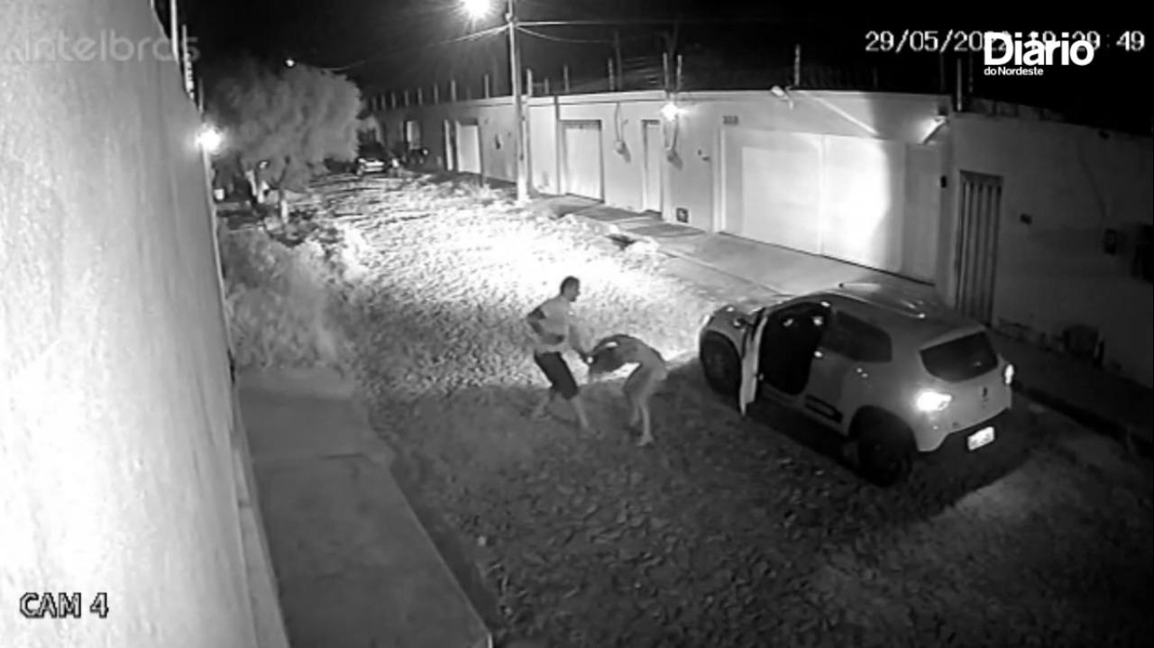 Trecho de vídeo em que motorista de app e passageira brigam após mulher recusar pagar valor acima da taxa em Juazeiro do Norte