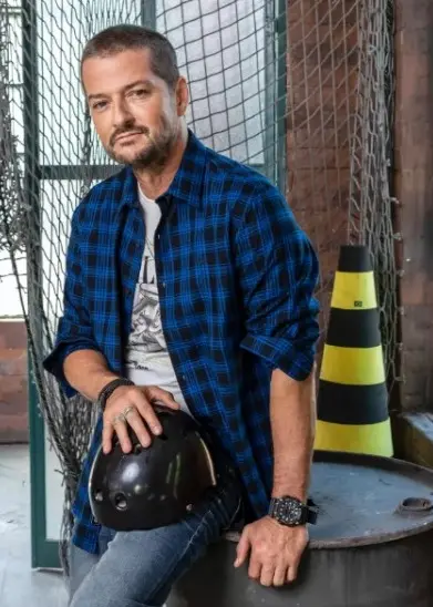 Marcelo Serrado em foto de divulgação da novela 