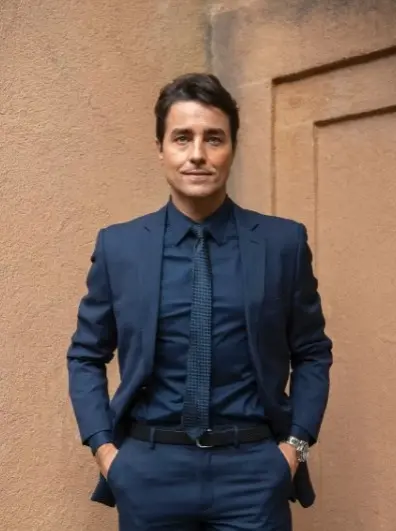 Ator branco Ricardo Pereira tira foto de divulgação da novela 