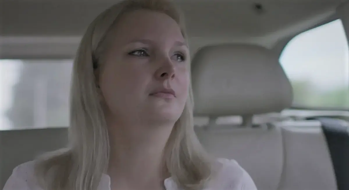 Elize Matsunaga em cena de documentário