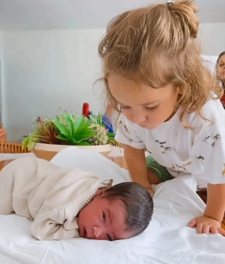 Noah ao lado de um dos tios