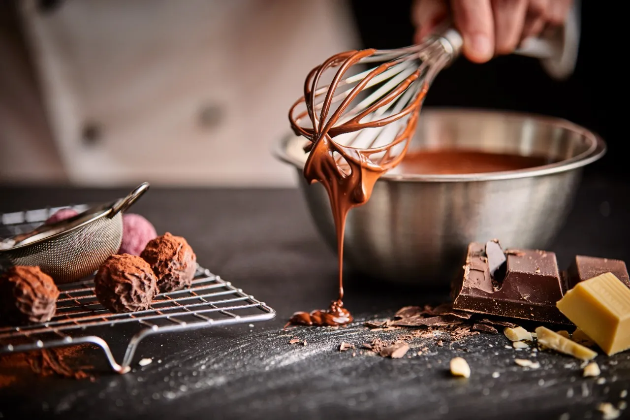 Chocolate estimula a liberação de endorfina no cérebro, proporcionando a sensação de prazer
