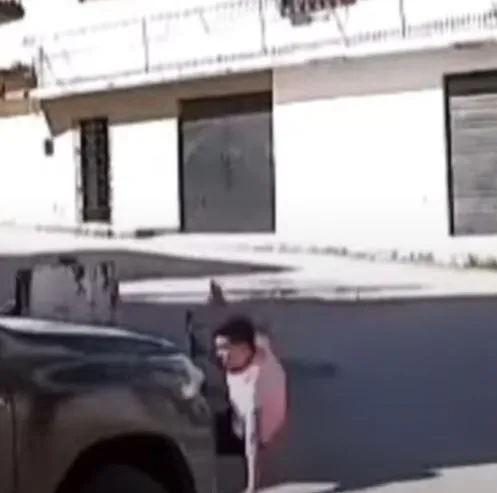 Garoto caiu da bicicleta e quase foi atropelado por um carro que passava na via