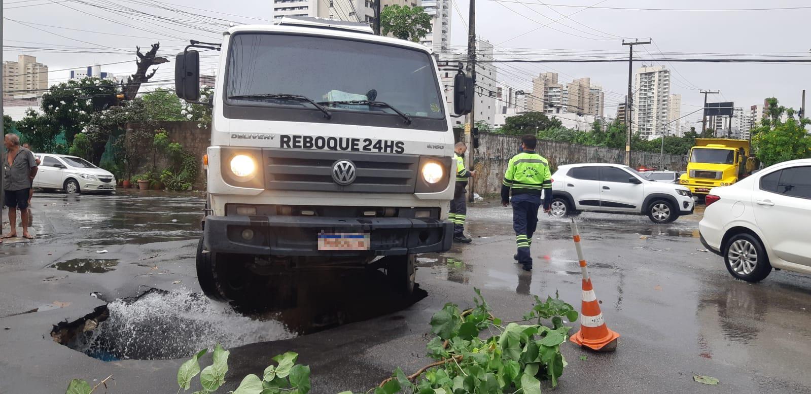 caminhão cai em buraco