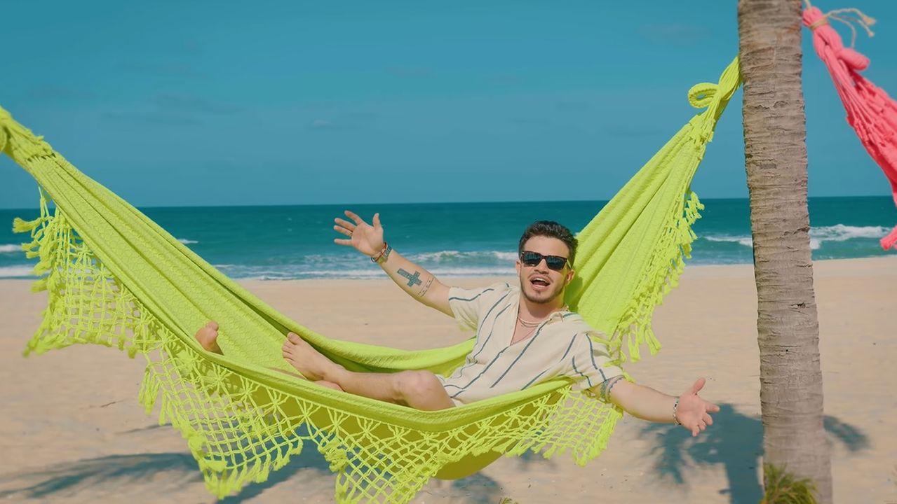 Cantor gravou clipe de música em praia do Ceará