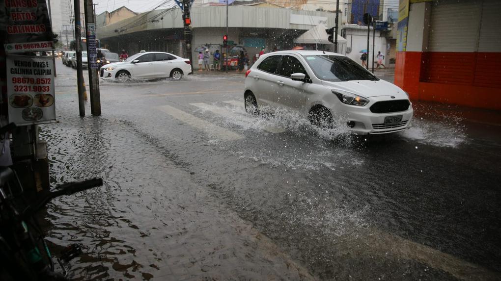Fortaleza tem dia de chuva intensa nesta quarta-feira
