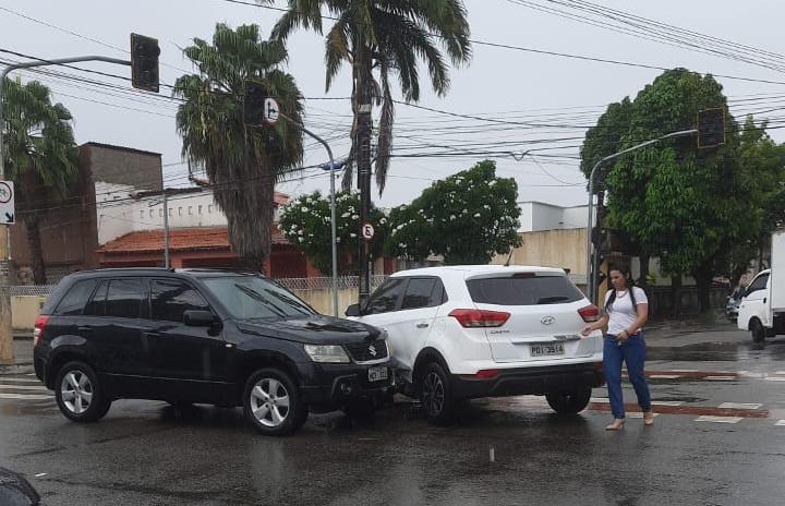 Cruzamento das avenidas Domingos Olímpio e Padre Mororó