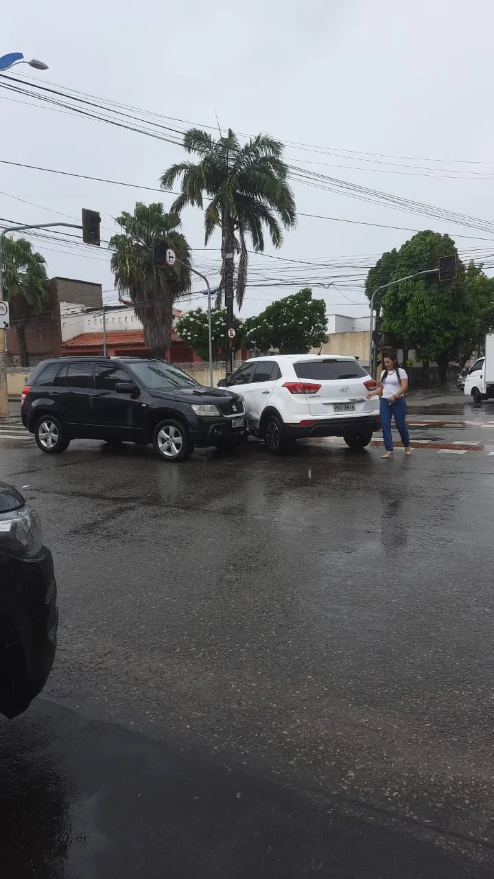 Cruzamento das avenidas Domingos Olímpio e Padre Mororó