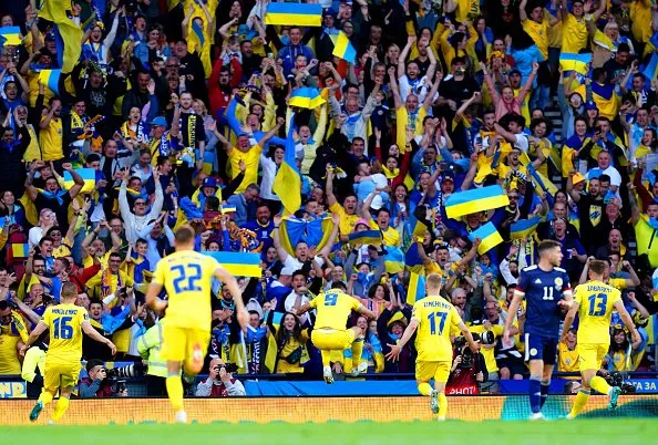 Os jogadores ucranianos comemoram gol com a torcida de seu país