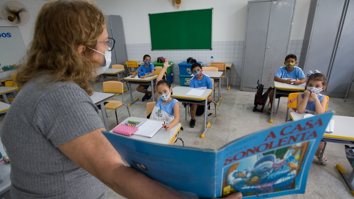 professora dando aula em sala do ensino infantil em escola municipal de fortaleza