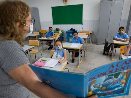 professora dando aula em sala do ensino infantil em escola municipal de fortaleza