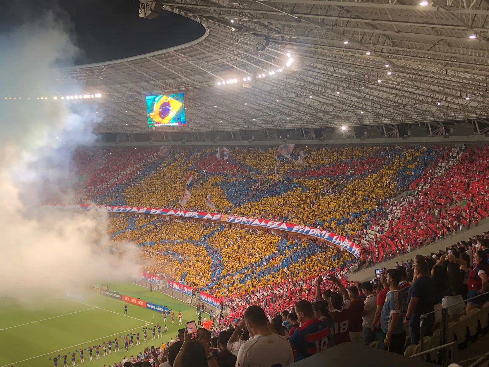 Torcida do Fortaleza exibe mosaico antes do jogo começar