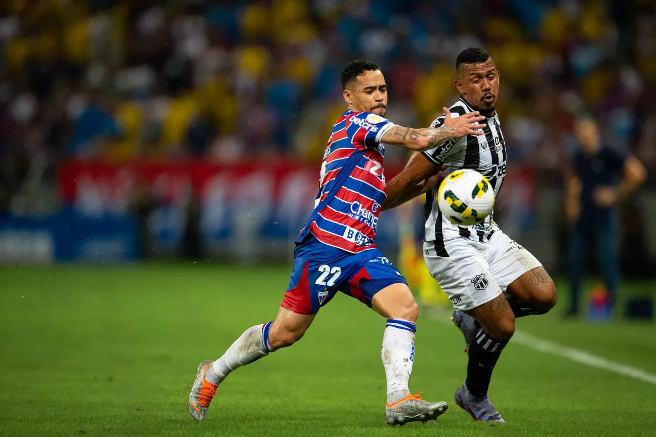 Yago Pikachu e Fernando Sobral travaram duelo no 2° tempo do Clássico-Rei desta quarta-feira (1°)