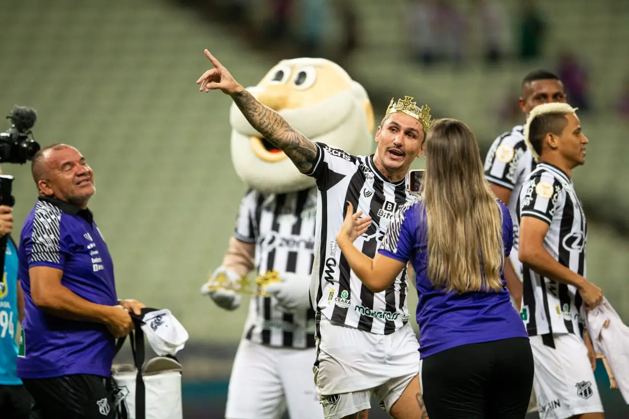 Vina com coroa celebrando vitória do Ceará