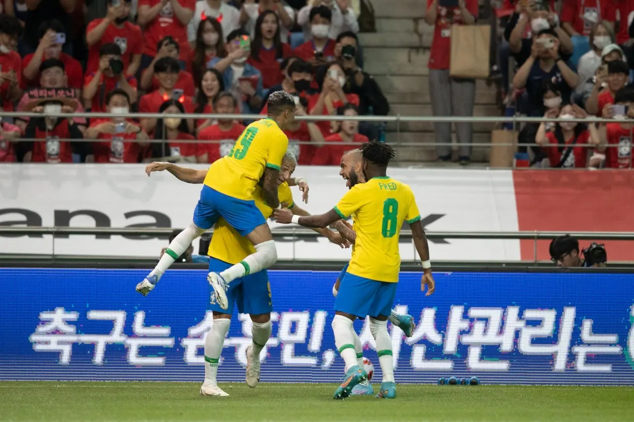 Imagem mostra jogadores de futebol