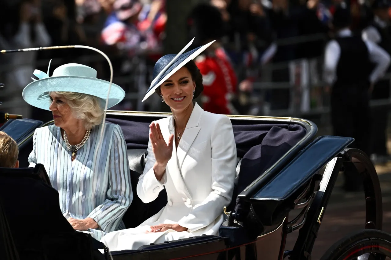 Camilla e Catherine chegaram em carruagens para acompanhar o desfile