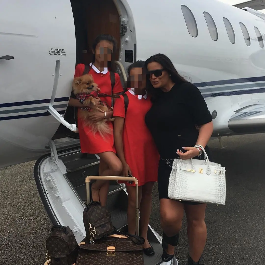 Ex-princesa em viagem de férias com as filhas