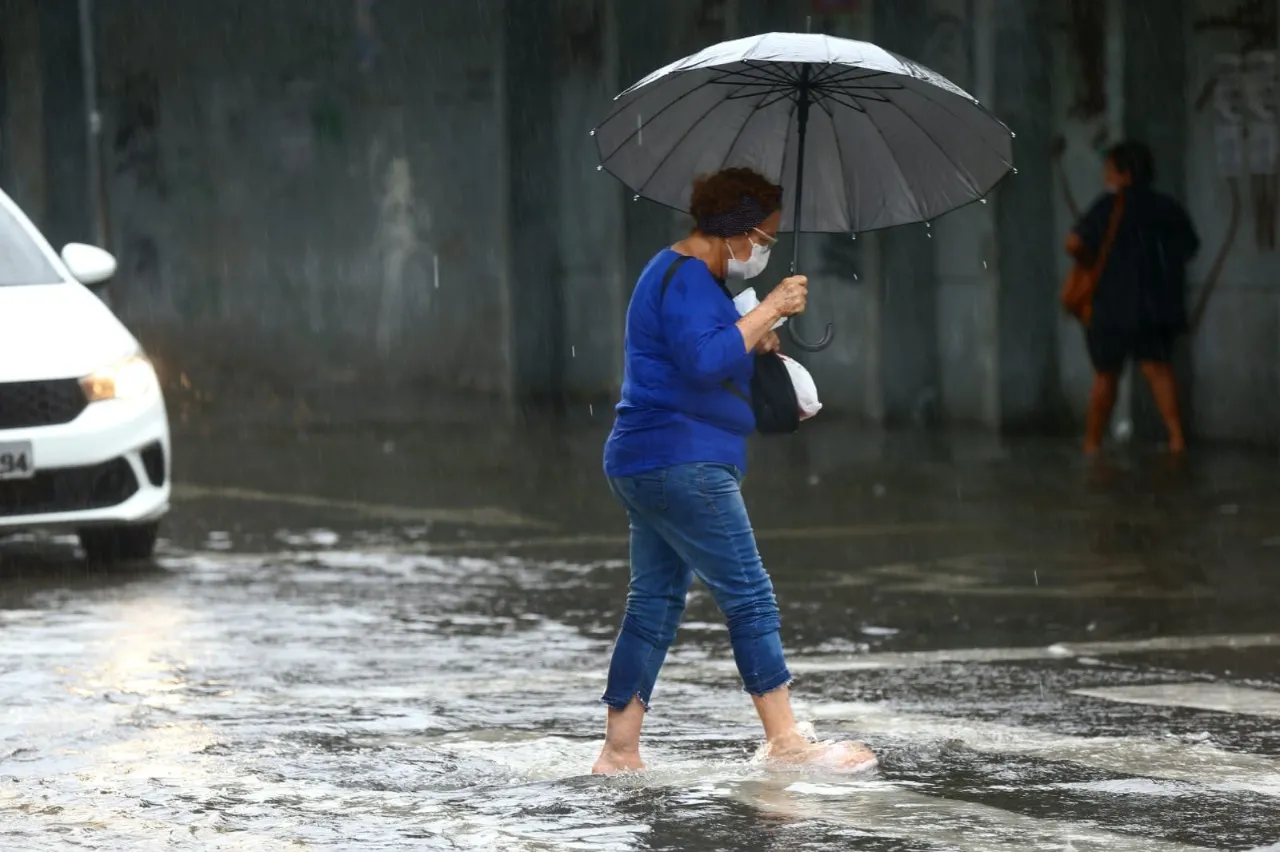 Chuva forte durante a manhã pegou muitos fortalezenses de surpresa nesta semana.