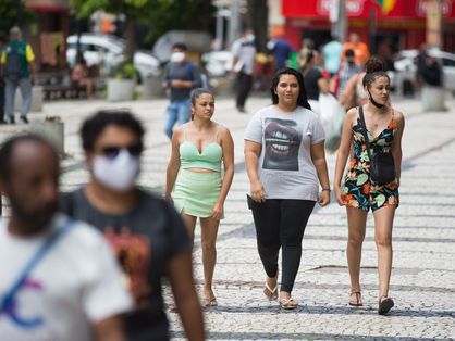 pessoas usando máscara na rua em fortaleza