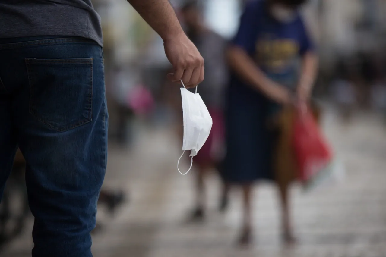 As máscaras mais adequadas são do tipo PFF2 e cirúrgicas