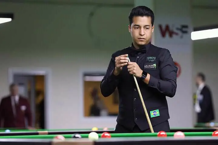 Ítaro Santos, além de atleta, dá aulas de snooker