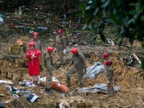 Bombeiros em busca de vítimas em tragédia devido às chuvas em Pernambuco