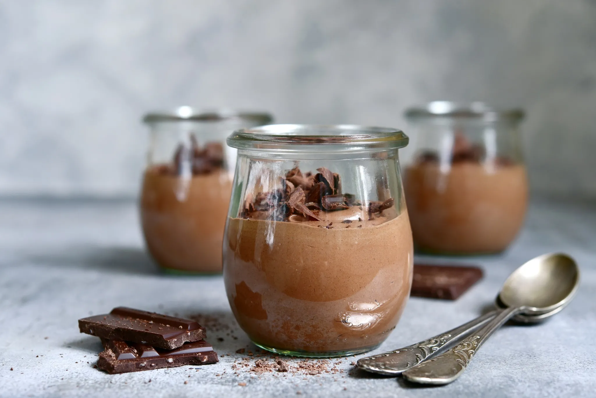 Raspas de chocolate podem ser usadas para decorar a receita