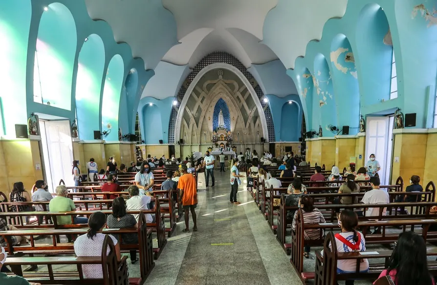 Santuário tradicionalmente reúne mais fiéis nos dias 13 de cada mês.