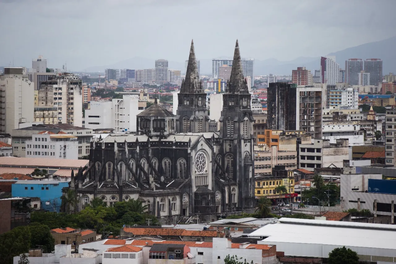 Catedral Metropolitana é um dos símbolos do Centro da capital cearense.