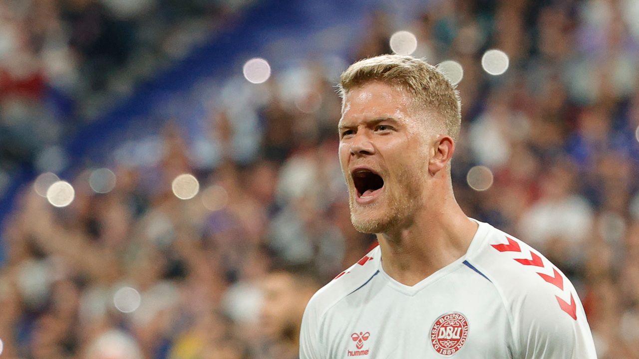 Dinamarca vira diante da França com dois gols de Cornelius