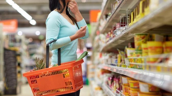 Mulher fazendo compras em supermercado