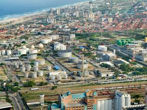 Vista aérea da Lubrificantes e Derivados do Nordeste (Lubnor), no Mucuripe, em Fortaleza