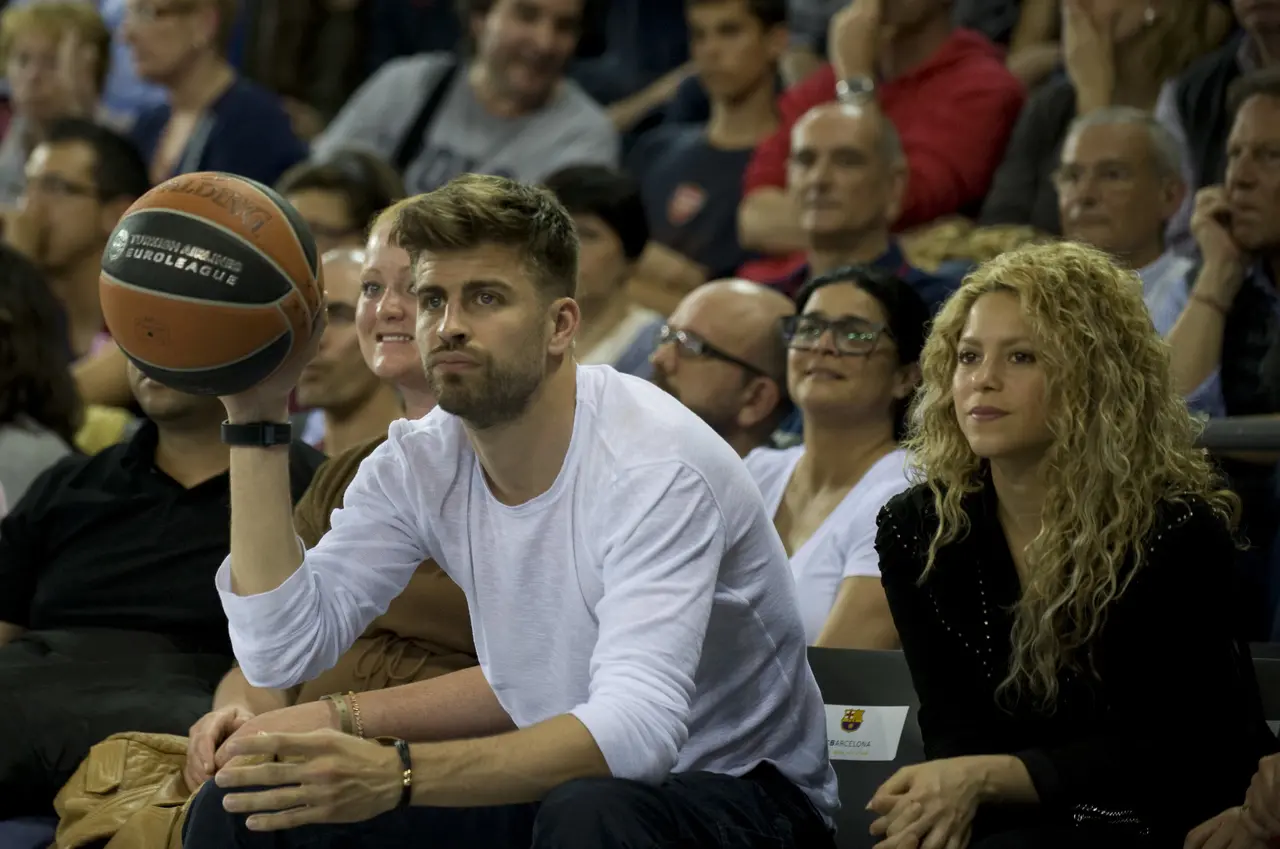 Piqué e Shakira em arquibancada durante partida de futebol
