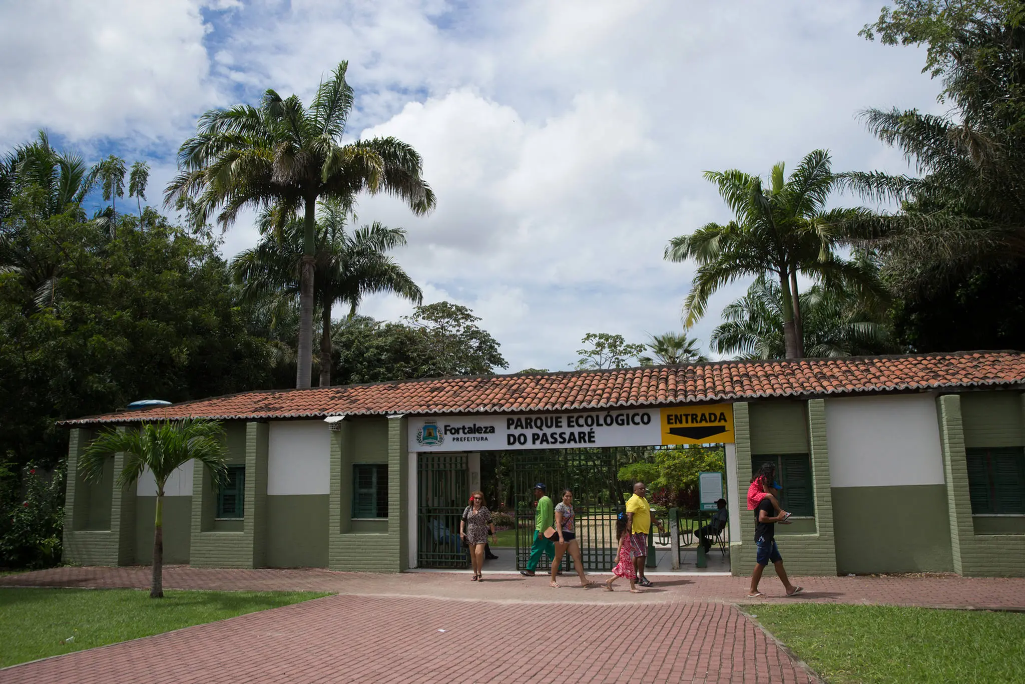 Fachada de entrada do Zoológico Municipal Sargento Prata, em Fortaleza