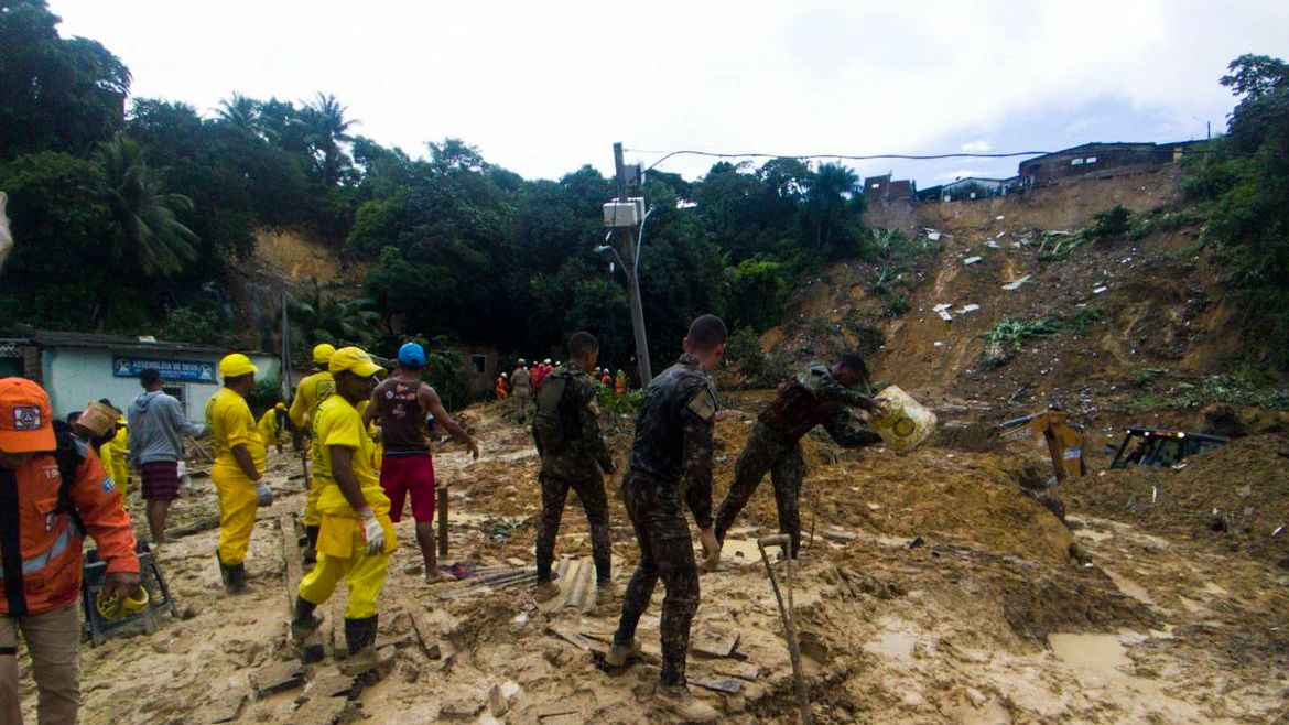Pessoas atuam no resgate de vítimas de chuvas em Pernambuco