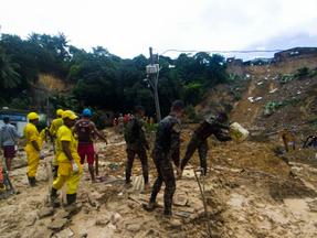 Pessoas atuam no resgate de vítimas de chuvas em Pernambuco
