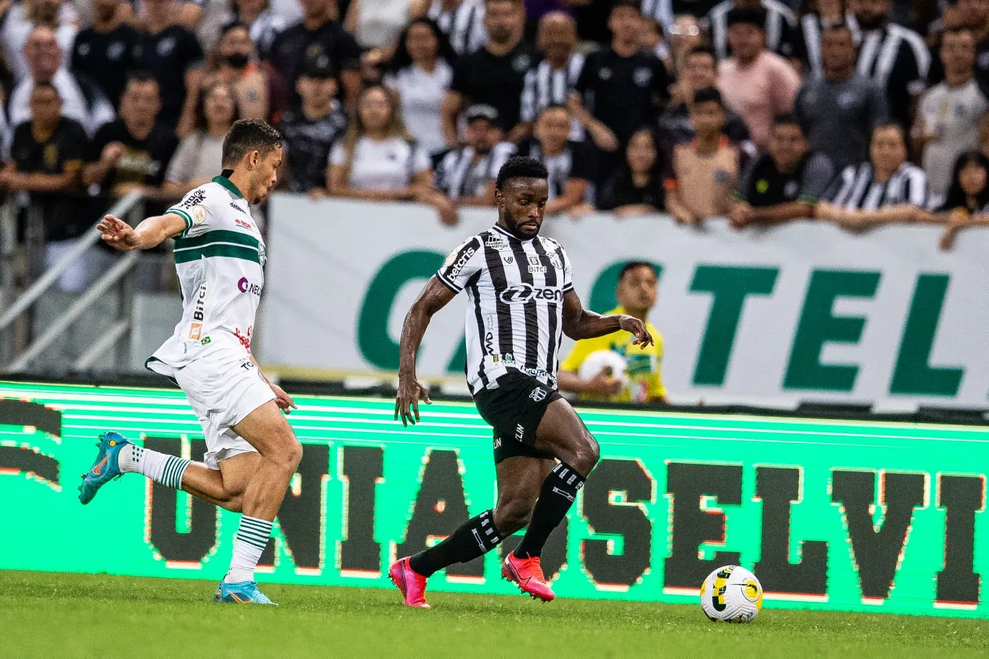 Ceará e Coritiba estão se enfrentando na Arena Castelão