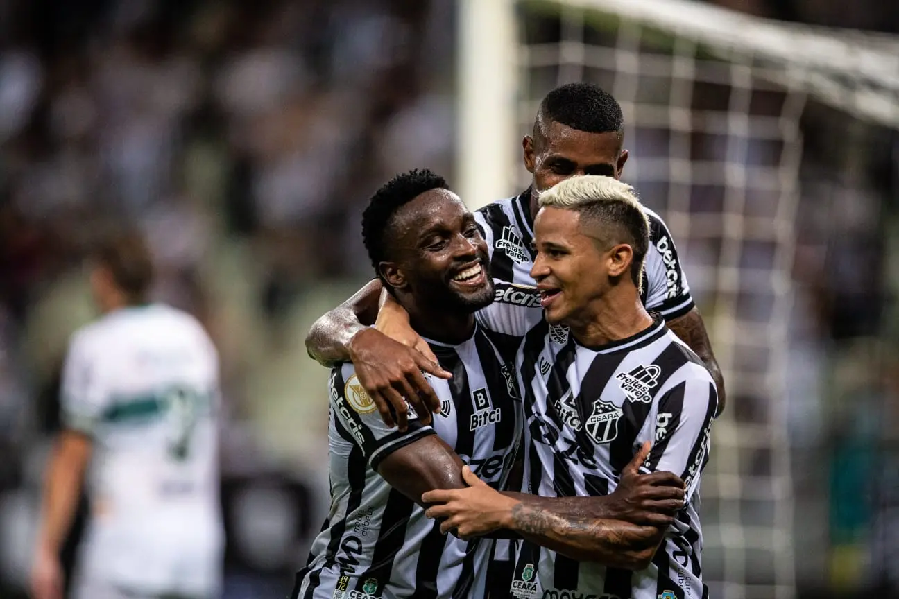 Mendoza comemora gol marcado contra o Coritiba