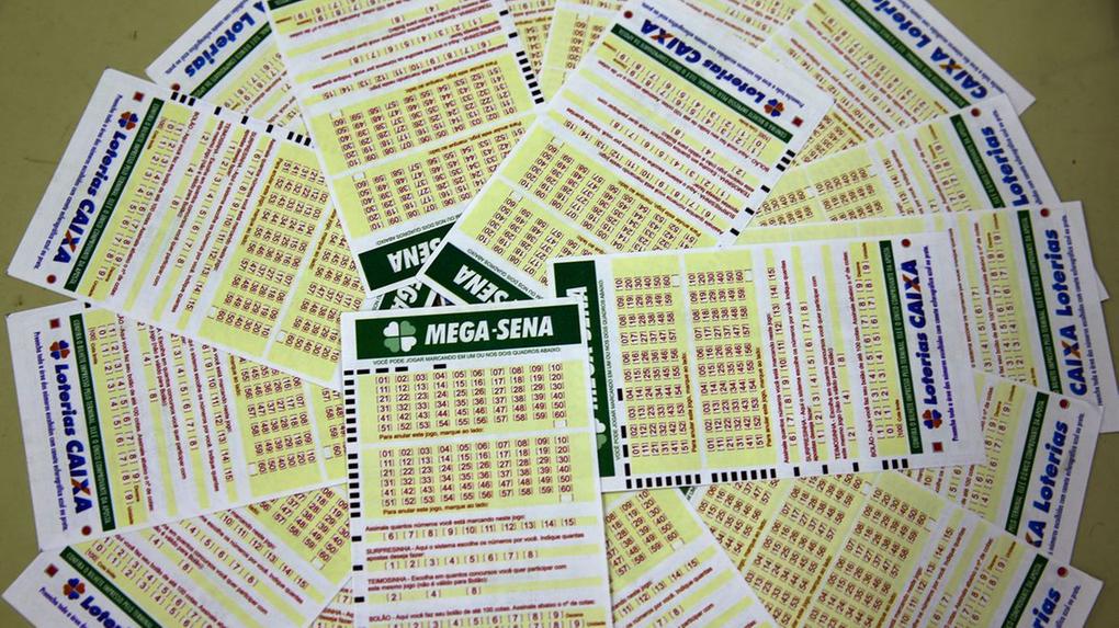 Bilhetes de loterias espalhados sobre uma mesa