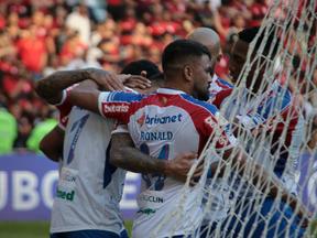 Jogadores do Fortaleza comemoram gol contra o Flamengo