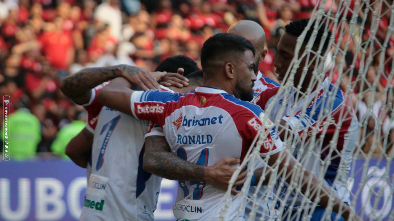Jogadores do Fortaleza comemoram gol contra o Flamengo