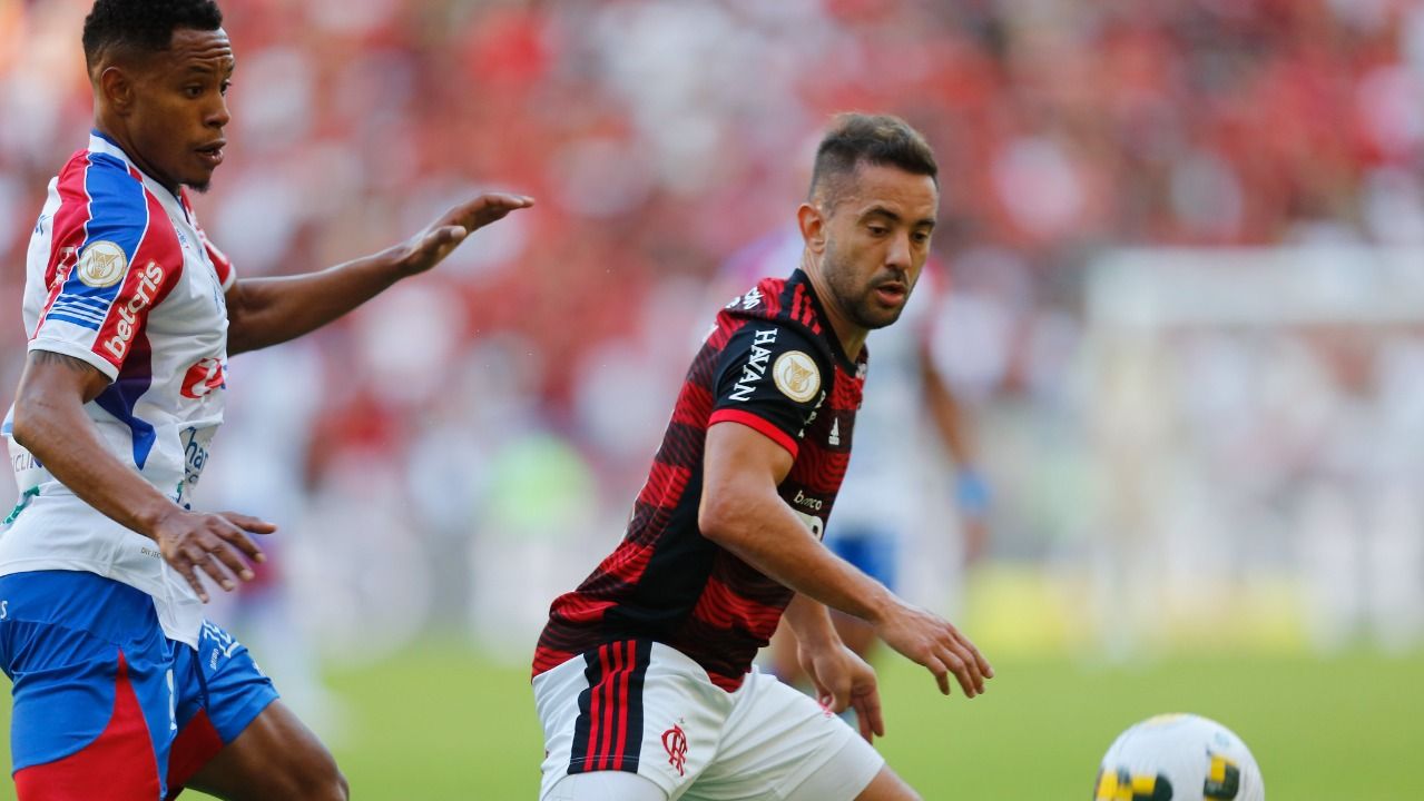 Fortaleza e Flamengo disputam bola